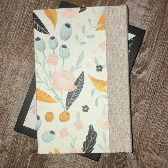 Floral Thinline Bible | ESV Large Print - Picture 3 of 6